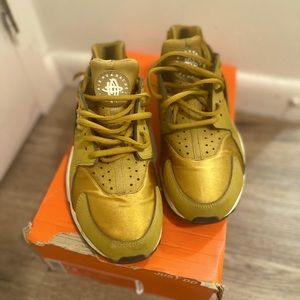 Wmns Air Huarache Run 'Bronzine'